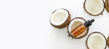 Göz damlasında hindistan cevizi yağı olan çatlak hindistan cevizi manzarası beyaza izole edilmiş.