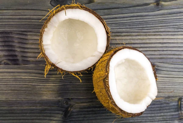 Vue du dessus de la noix de coco demi-coupée sur une table en bois rustique — Photo