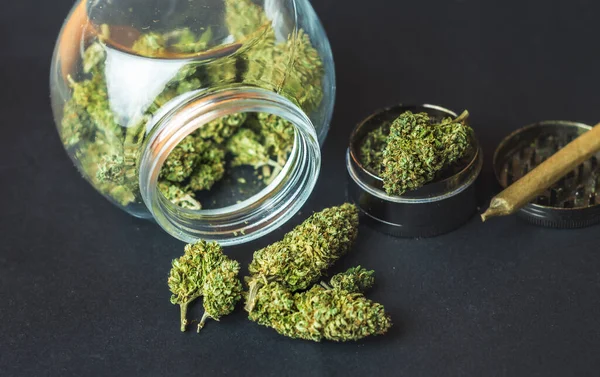 Tunas Bunga Marijuana Medis Dalam Botol Kaca Dan Penggiling Pada — Stok Foto