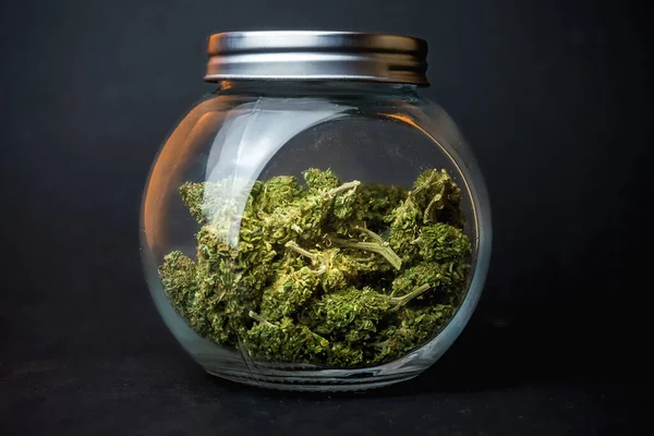 Tıbbi Marihuana Çiçek Tomurcukları Cam Kavanozda Arka Planda — Stok fotoğraf