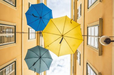 Viyana Avusturya 'nın eski geçiş caddesinde asılı renkli şemsiyeler