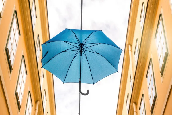 Colorido Paraguas Azul Colgando Por Encima Las Viejas Calles Viena — Foto de Stock