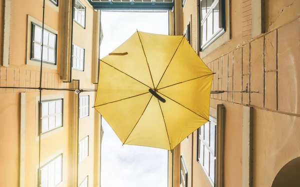 Viyana Nın Eski Sokaklarında Asılı Sarı Renkli Şemsiye — Stok fotoğraf