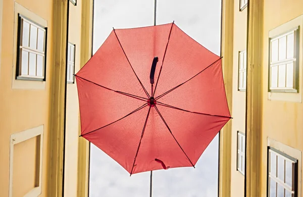 Parapluie Rouge Coloré Suspendu Dessus Des Vieilles Rues Vienne Autriche — Photo