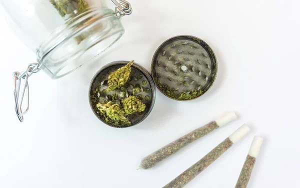 Medizinisches Marihuana Einem Einmachglas Knospen Joint Und Schleifer Auf Isoliert — Stockfoto