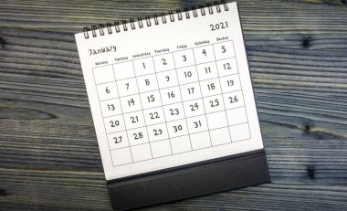 Viyana Avusturya 15 Ekim 2020, Yeni Yıl 2021: Masaüstü takviminin düz tablosu ahşap masa üzerinde