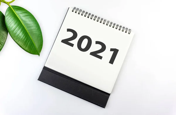 Ano Novo 2021 Conceito Flat Lay Calendário Desktop Fundo Branco — Fotografia de Stock