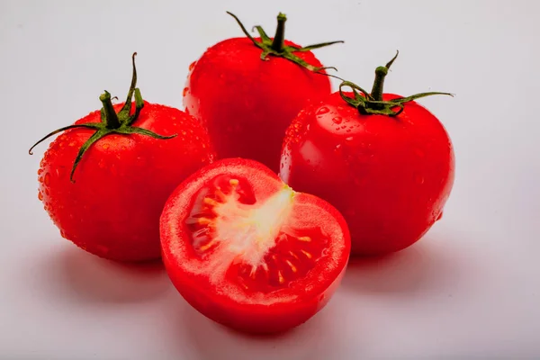 Drie Natte Tomaten Een Open Gesneden Tomaat — Stockfoto