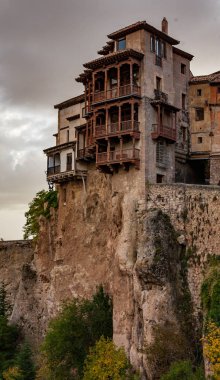 CUENCA, İspanya, 14 Ekim 2008 - İspanya, Cuenca 'da Casa Colgadas bir uçurumun kenarına inşa edilmiştir