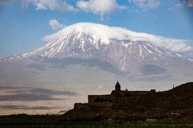 Türkiye 'de Ararat Dağı ile Ermenistan' daki Khor Virap manastırı