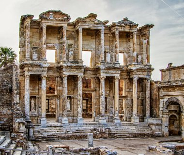 Türkiye 'nin Efes kütüphanesinin antik kalıntıları