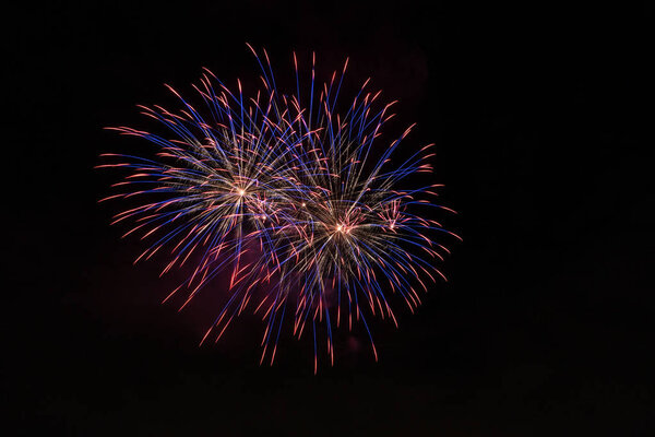 Крупный план изолированных фейерверков для композитинга в ваше искусство