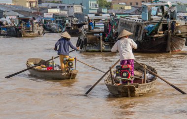 Güney Vietnam - 17 Ekim 2011: Satıcıların mallarını piyasada Can Tho yüzen bir Nehri üzerinde tekne üzerinden satmak