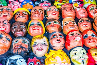 Cuenca, Ekvator - 30 Aralık 2014: yaklaşan bir fiesta (New Year's Eve için polital ve eğlenceli maske satan bir Shop (Pazar))