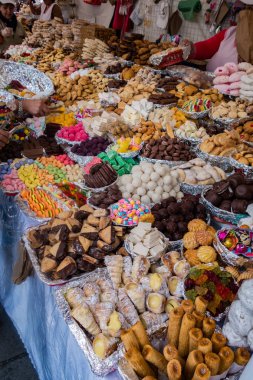 Ekvador 'daki Corpus Christi kutlamasında geleneksel şekerler