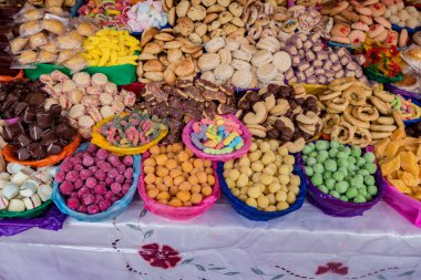 Ekvador 'daki Corpus Christi kutlamasında geleneksel şekerler