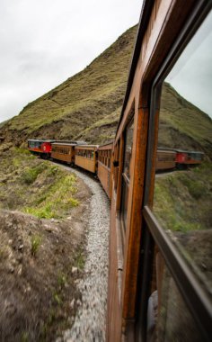 Riobamba, Ekvator - 17 Şubat 2016: Şeytan'ın burun trende bir virajın gelen tren