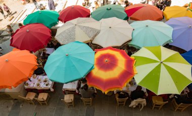 Vernazza, İtalya - 29 Nisan 2017: Restoranın açık renkli şemsiye ile kaplıdır