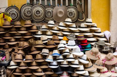 Cartegena, Kolombiya - 15 Aralık 2015: Şapka satmak için bir yol kenarında yığılmış