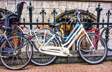 Amsterdam, Hollanda - 24 Mar 2016: Bisiklet taşıma birincil modu olarak bol