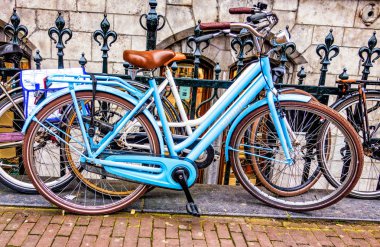 Amsterdam, Hollanda - 24 Mar 2016: Bisiklet taşıma birincil modu olarak bol
