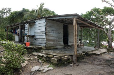 Hanabanilla, Küba, 17 Kasım 2017 - küçük ahşap kulübe ev sahipliği 3 kuşaktır