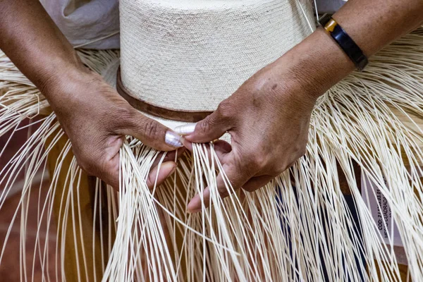 Puerto Lopez Ekwador Sierpień 2016 Kobieta Pokazuje Tkania Kapelusz Panama — Zdjęcie stockowe