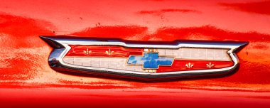 Havana, Küba, 20 Kasım 2017 - Chevrolet hood logosuna 1950'ın klasik Amerikan kırmızı araba