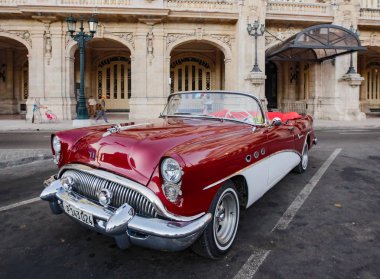 Havana, Küba, 21 Kasım 2017 - 1950'li yıllarda klasik Amerikan kırmızı ve beyaz Buick Cabrio Havana Opera evin önünde park edilmiş.