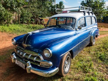 Vinalis, Küba, 23 Kasım 2017 - klasik Amerikan 1950'li yıllarda Chevrolet steyşın mavi