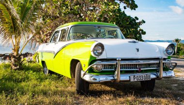 Trinidad, Küba, 28 Kasım 2017 - yeşil ve beyaz 1950'li yıllarda sınıf Amerika Ford Fairlane kumsalda Park.