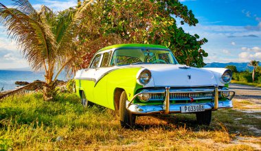 Trinidad, Küba, 28 Kasım 2017 - yeşil ve beyaz 1950'li yıllarda sınıf Amerika Ford Fairlane kumsalda Park.