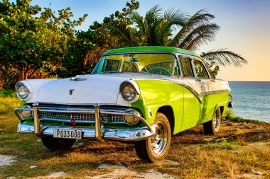 Trinidad, Küba, 28 Kasım 2017 - yeşil ve beyaz 1950'li yıllarda sınıf Amerika Ford Fairlane kumsalda Park.