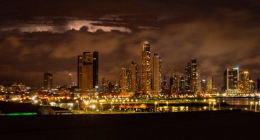 Panama City, Panama, 4 Aralık 2017 - Ppanama şehir manzarası geceleri bira bir fırtına ile alev aldı.
