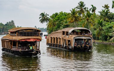 ALLEPPEY, Hindistan, 13 MAR 2018: Bambu sazlı yüzen yüzen ev Kerala 'nın arka sularında yüzüyor