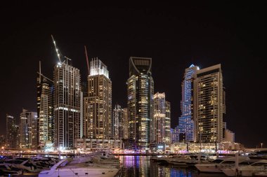 DUBAI, BAE, MAR 20, 2018: Gökdelenler geceleri Dubai 'deki marinayı kaplıyor