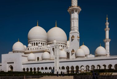 ABU DHABI, BAE, MAR 22, 2018 Şeyh Zayed Camii 'nin iç avlusu