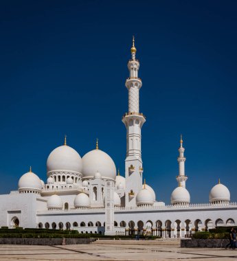 ABU DHABI, BAE, MAR 22, 2018 Şeyh Zayed Camii 'nin iç avlusu