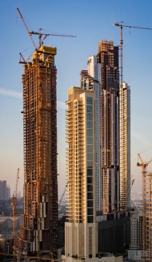 ABU DHABI, BAE, MAR 22, 2018: Abu Dabi boyunca hızla yeni gökdelenler inşa ediliyor