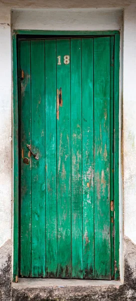 Trinidaad Cuba November 2017 Afgestoken Gebroken Groene Deur Witte Muur — Stockfoto