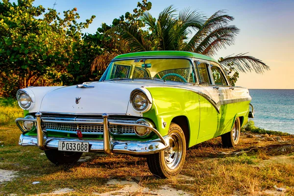 Trinidad Cuba Noviembre 2017 Ford Fairlane Clase América Verde Blanco — Foto de Stock