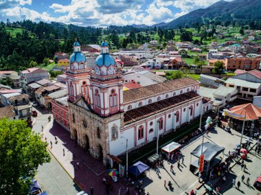 Sinincay, Ekvator, 28 Ocak 2018: Iglesia De San Francisco De Sinincay Ekvador hava görüntüsünü