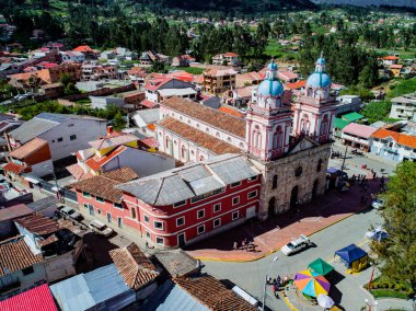 Sinincay, Ekvator, 28 Ocak 2018: Iglesia De San Francisco De Sinincay Ekvador hava görüntüsünü