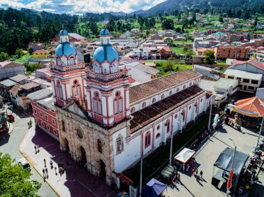 Sinincay, Ekvator, 28 Ocak 2018: Iglesia De San Francisco De Sinincay Ekvador hava görüntüsünü
