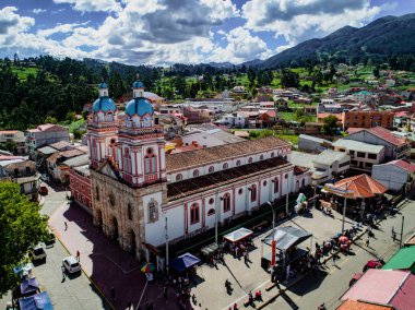 Sinincay, Ekvator, 28 Ocak 2018: Iglesia De San Francisco De Sinincay Ekvador hava görüntüsünü