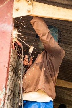 Cienfuegos, Cuba, 25 Kasım 2017 - bir ofis binasında Kaynakçı işleri