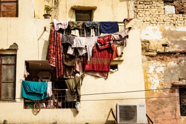 Yeni Delhi, Hindistan, 19 Şubat 2018 - Çamaşırlar kurumak için apartmanın pencerelerine asılır
