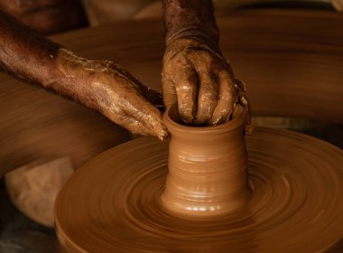 Madurai, Hindistan, 10 Mar 2018 - dostum bir el ile seramik tekerlek formları kase ile elektrik