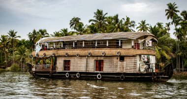 ALLEPPEY, Hindistan, 13 MAR 2018: Bambu sazlı yüzen yüzen ev Kerala 'nın arka sularında yüzüyor