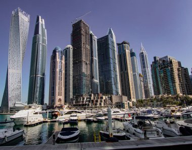 DUBAI, BAE, MAR 20, 2018: Gökdelenler Dubai 'deki marinayı kaplıyor